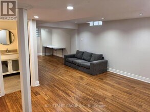 23 Casabel Dr in Vaughan, ON - Building Photo - Building Photo