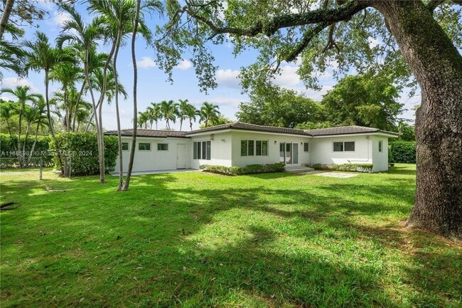 4020 Riviera Dr in Coral Gables, FL - Foto de edificio - Building Photo