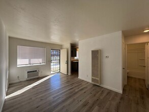 524 E Ave Q-12 in Palmdale, CA - Building Photo - Building Photo