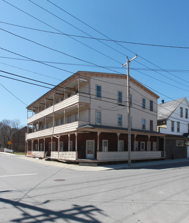 50 Dean St in Adams, MA - Building Photo