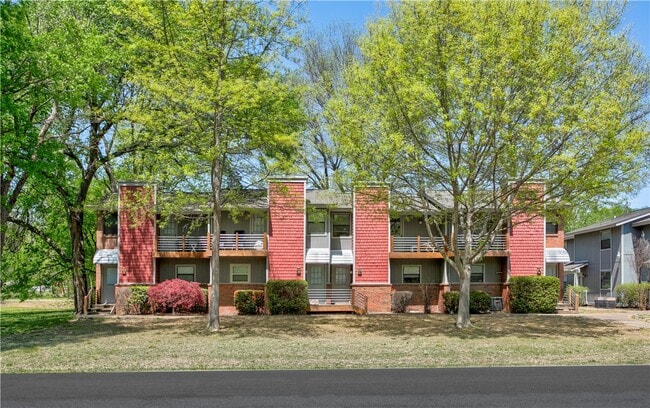 property at 605 W Benton St