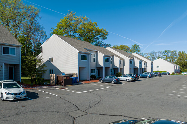 Stafford West Condominiums in Bristol, CT - Foto de edificio - Building Photo