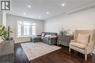 5042 Brady Ave in Burlington, ON - Building Photo - Building Photo