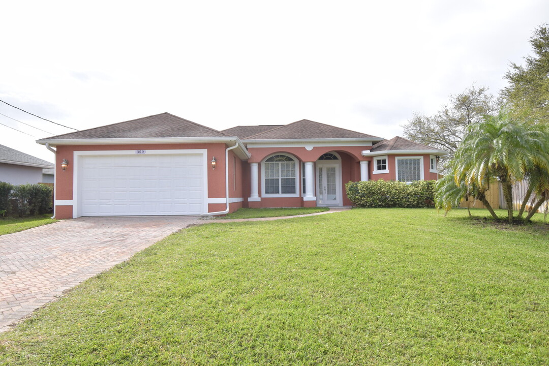 359 SW Kestor Dr in Port St. Lucie, FL - Building Photo