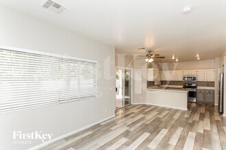 812 New Season Ct in Las Vegas, NV - Building Photo - Building Photo