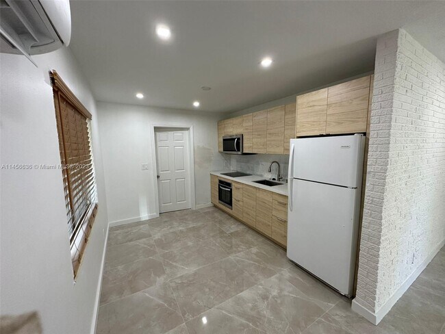 1117 NE 10th St-Unit -1-4 in Hallandale Beach, FL - Foto de edificio - Building Photo