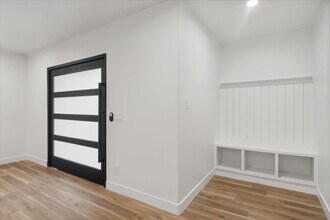 8525 E Clarendon Ave in Scottsdale, AZ - Building Photo - Building Photo