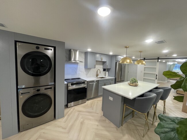 656 E 50th Pl, Unit Garden Apartment