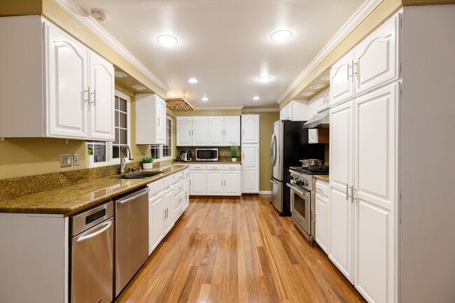 15007 NE 12th St in Bellevue, WA - Foto de edificio - Building Photo