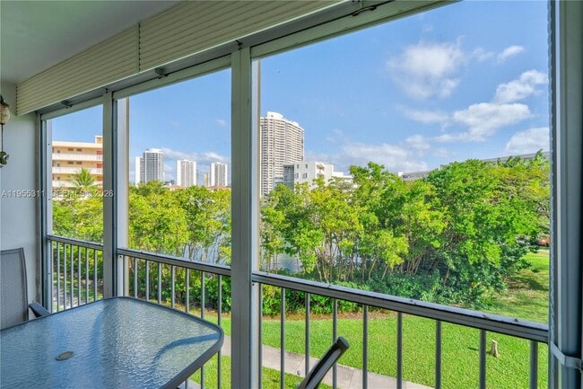 2930 Point E Dr in Aventura, FL - Building Photo - Building Photo