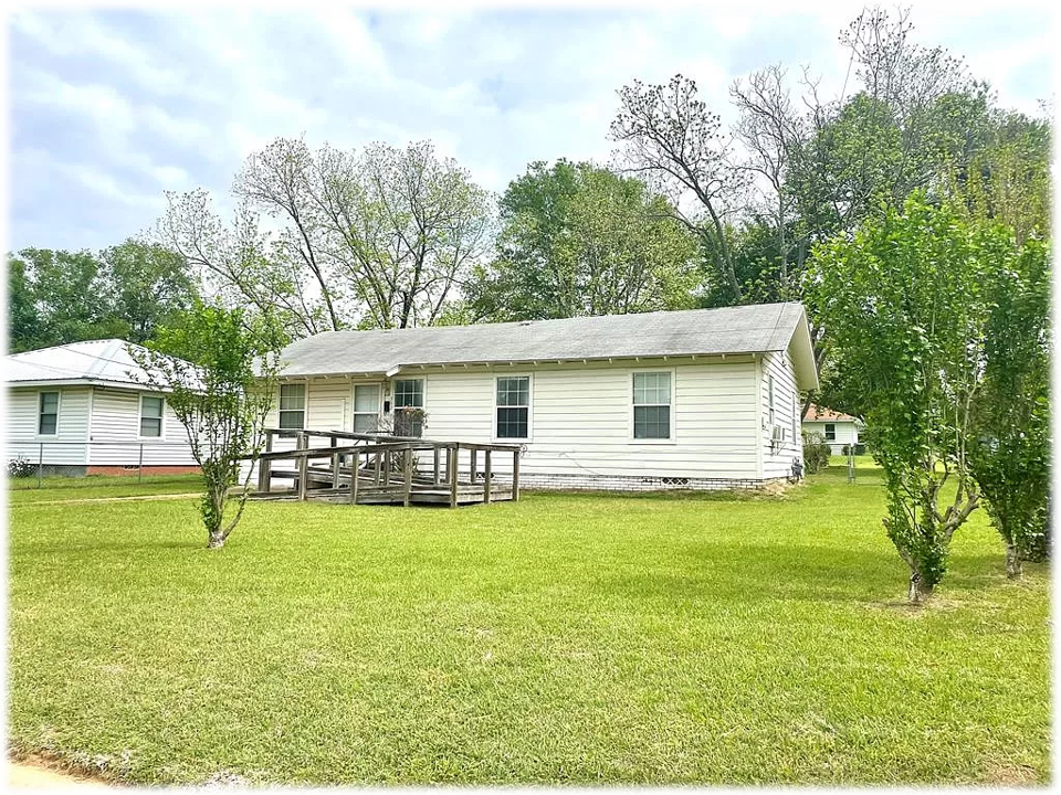 302 7th St in Palestine, TX - Building Photo