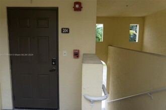 10242 NW 7th St, Unit 204 in Miami, FL - Building Photo - Building Photo