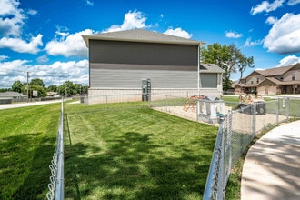 Oakwood Heights Townhomes in Republic, MO - Foto de edificio - Building Photo