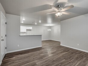 206 Gray St in Yukon, OK - Building Photo - Building Photo