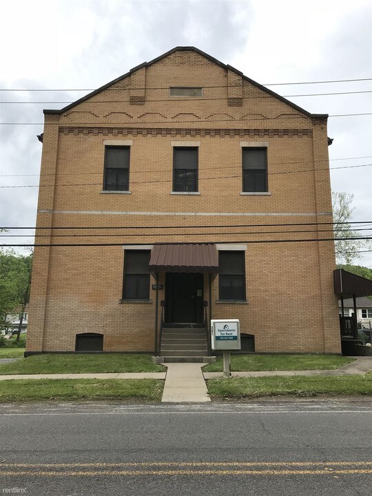 7621 Noblestown Rd in Mcdonald, PA - Building Photo