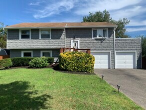 49 Narragansett Ave in Medford, NY - Building Photo - Building Photo