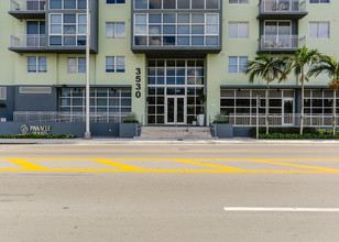 Pinnacle Heights in Miami, FL - Building Photo - Building Photo