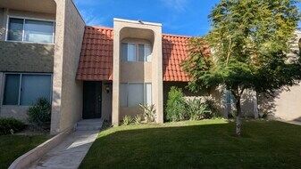 2260 N Indian Canyon Dr in Palm Springs, CA - Building Photo