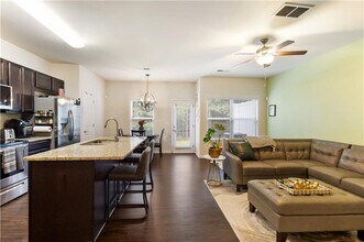 7751 Haynes Park Cir in Stonecrest, GA - Foto de edificio - Building Photo