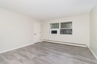 2009 Commerce Blvd, Unit #205 in Mound, MN - Foto de edificio - Building Photo