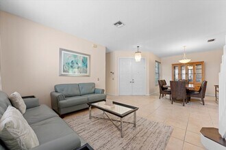 7061 Chesapeake Cir in Boynton Beach, FL - Foto de edificio - Building Photo