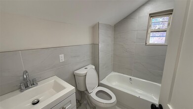 19 Edna Ct in Baldwin, NY - Building Photo - Building Photo