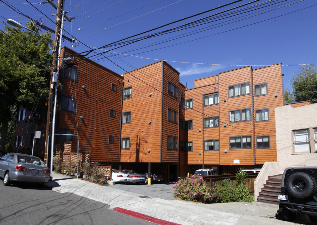 Adel Court in Oakland, CA - Building Photo