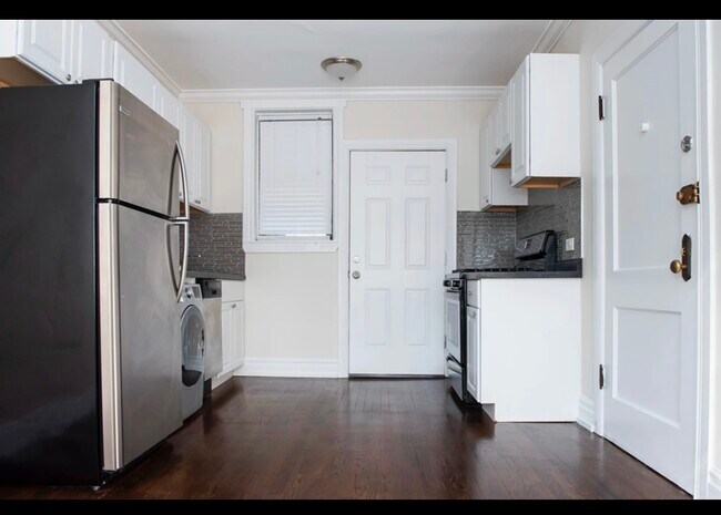 1056 W Lill Ave in Chicago, IL - Building Photo - Building Photo