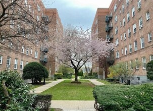 32 Cathedral Ave in Hempstead, NY - Building Photo - Building Photo