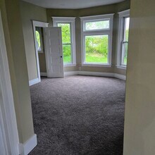 4528 Van Dyke St, Unit Upper Unit in Detroit, MI - Foto de edificio - Building Photo