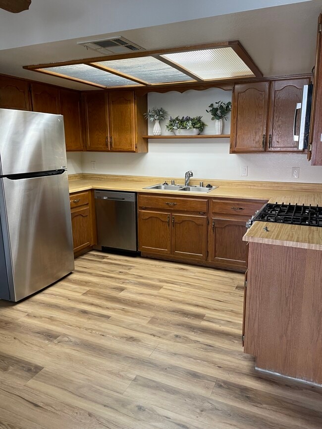 6649 W Tropicana Ave in Las Vegas, NV - Building Photo - Building Photo