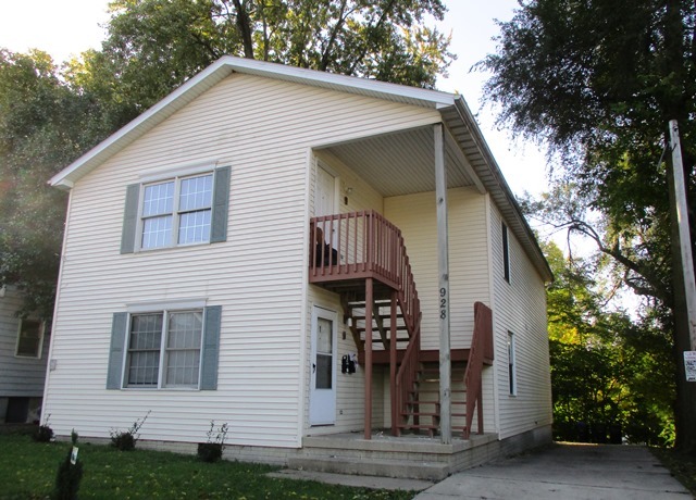 property at 928 W Grove St