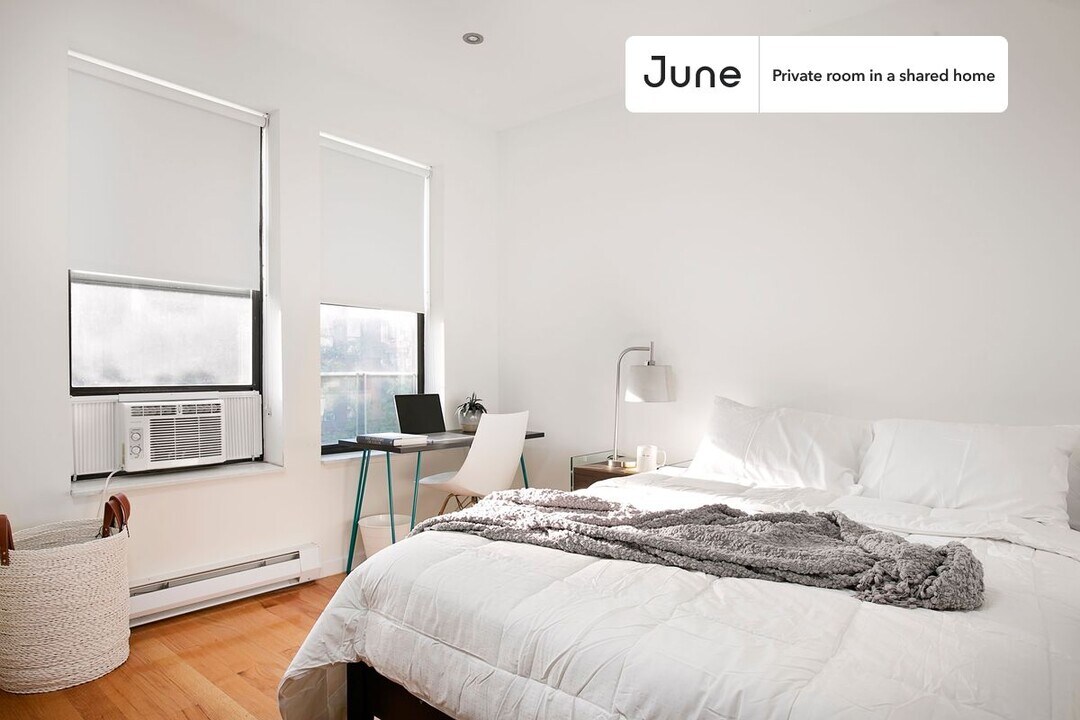 Private bedroom in 6 bed/2 bath Home in New York, NY - Building Photo
