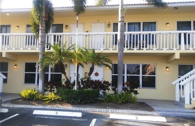 2120 NE 42nd Ct, Unit 4 in Lighthouse Point, FL - Foto de edificio - Building Photo