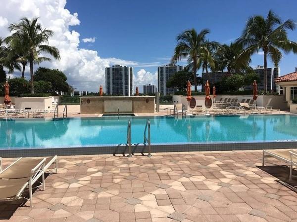 19900 E Country Club Dr in Aventura, FL - Building Photo - Building Photo