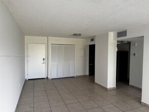 8870 Fontainebleau Blvd in Miami, FL - Building Photo - Building Photo