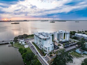 1020 Sunset Point Rd, Unit 511 in Clearwater, FL - Foto de edificio - Building Photo