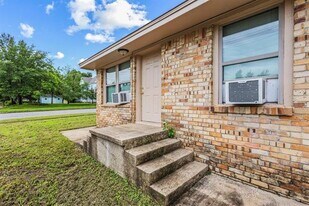 701 W Hull St in Denison, TX - Building Photo