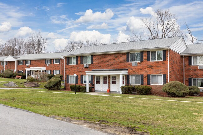 Cornwall Manor in Cornwall, NY - Foto de edificio - Building Photo
