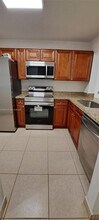 842 NE 209th St in Miami, FL - Foto de edificio - Building Photo