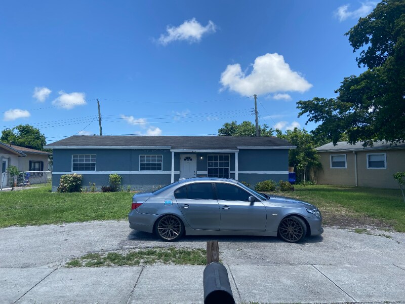 2460 NW 30th Way in Fort Lauderdale, FL - Foto de edificio