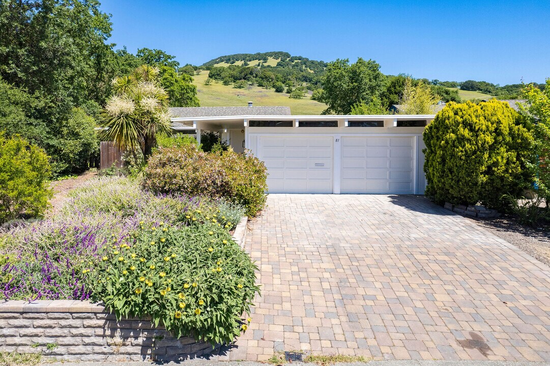 81 Sotelo Way in Novato, CA - Foto de edificio