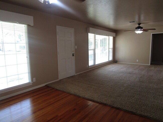 512 Neville St in Hanford, CA - Foto de edificio - Building Photo