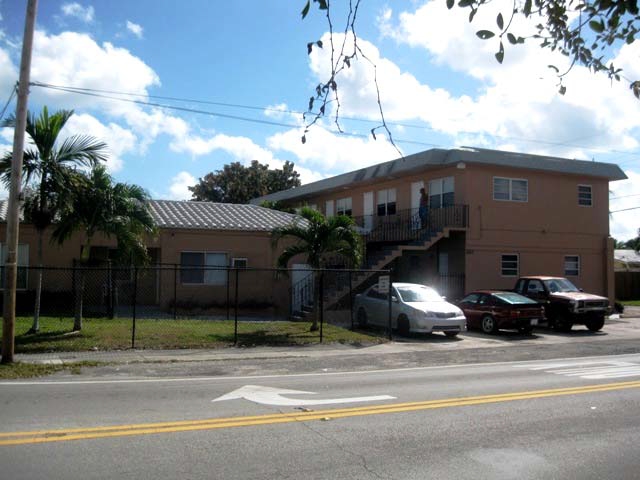 2417 N 19th Ave in Hollywood, FL - Building Photo