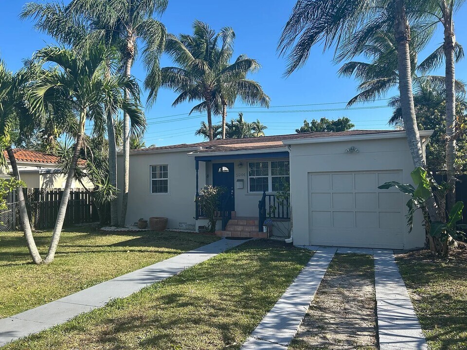 5944 SW 41st St in Miami, FL - Building Photo