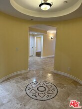 122 N Clark Dr in Los Angeles, CA - Building Photo - Building Photo