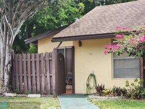 117 Essex Rd in Hollywood, FL - Building Photo - Building Photo