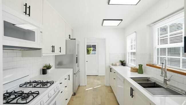 3936 S Victoria Ave in Los Angeles, CA - Building Photo - Building Photo