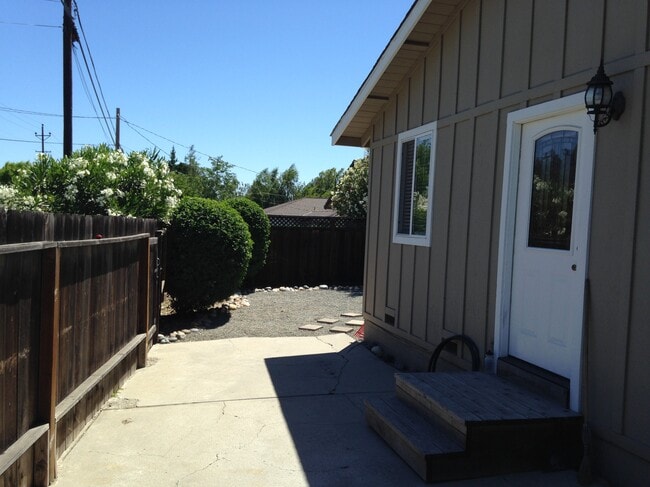 15570 Gardenia Way, Unit Cottage in Los Gatos, CA - Foto de edificio - Building Photo