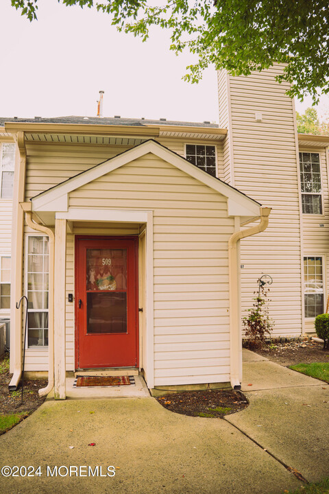 509 Hawthorne Pl in Marlboro, NJ - Building Photo